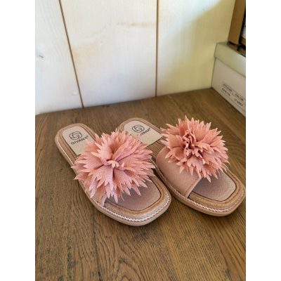 Roze slipper met roze bloem Roze slipper met roze bloem