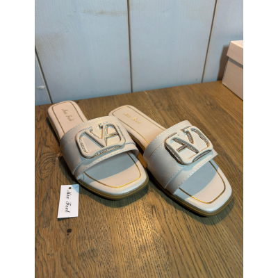 Beige slippers v Beige slippers v