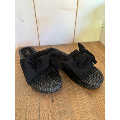 Zwarte slipper met strik Zwarte slipper met strik