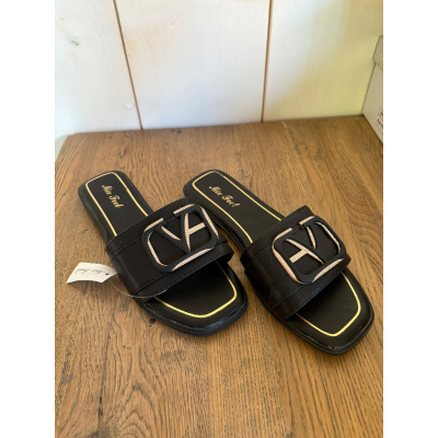 Zwarte slippers v Zwarte slippers v